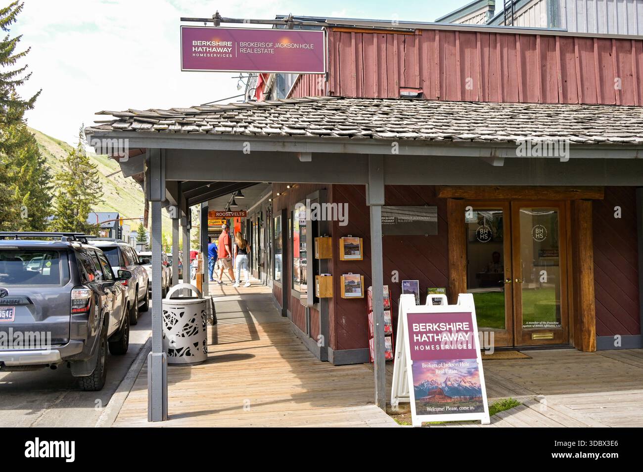 Jackson, Wyoming, Stati Uniti - 28 maggio 2025: Vista frontale esterna degli uffici della realtà internazionale di Sotheby nel centro di Jackson Foto Stock