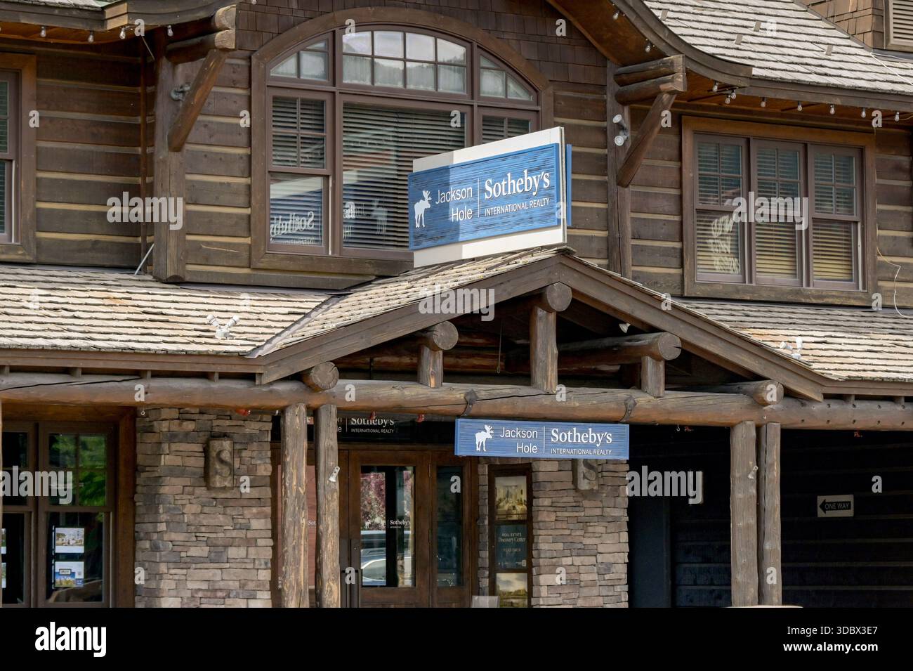 Jackson, Wyoming, Stati Uniti - 28 maggio 2025: Vista dall'esterno dell'ufficio della realtà internazionale di Sotheby nel centro di Jackson Foto Stock