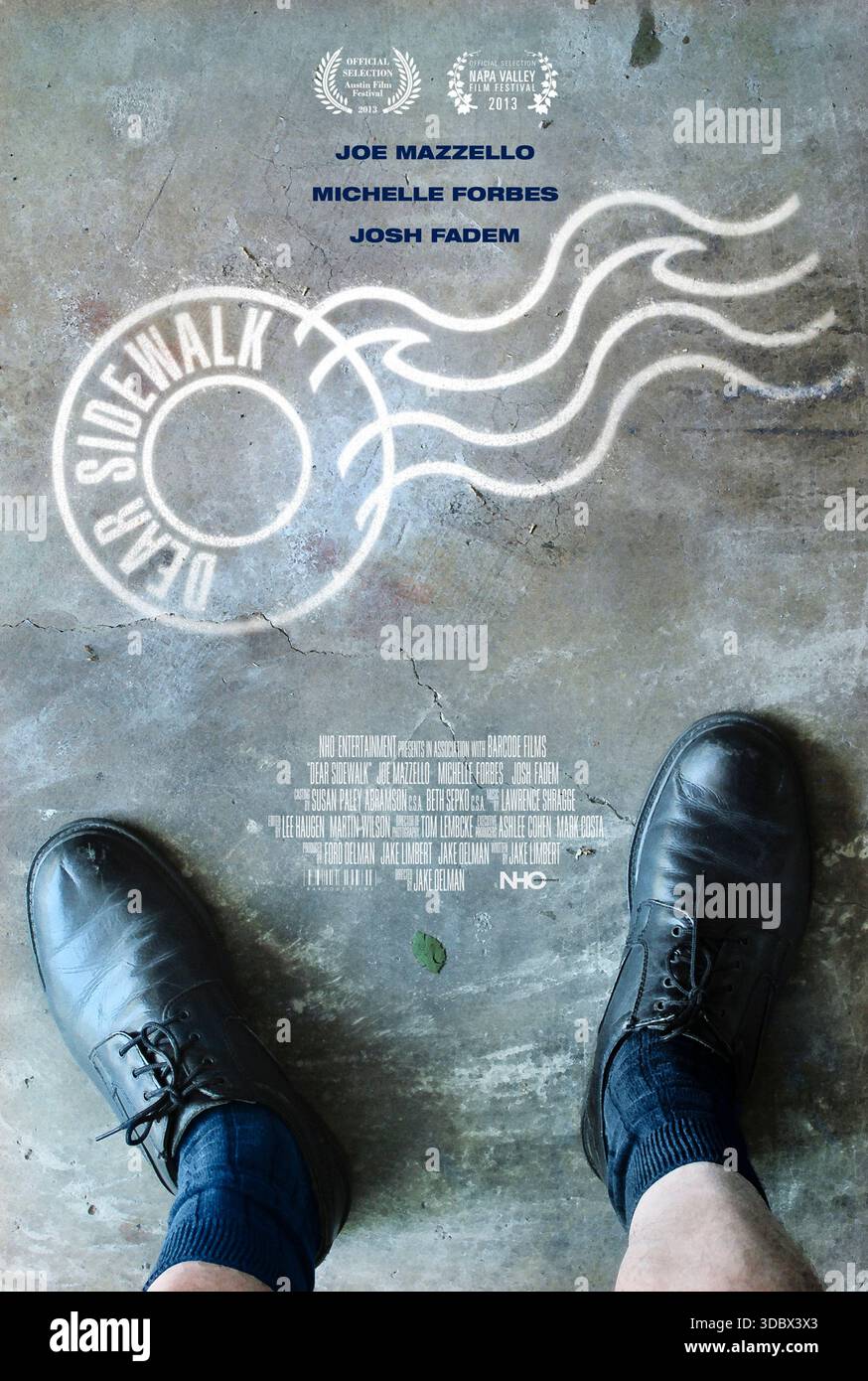Dear Sidewalk (2013) diretto da Jake Oelman e interpretato da Joseph Mazzello, Michelle Forbes e Josh Fadem. Un operatore postale di 24 anni socialmente scomodo, che si trova di fronte a una crisi di un quarto di vita, viene allontanato dalla sua routine quando incontra una donna anziana che lo sfida a ripensare l'amore e l'età adulta. USA SOLO PER USO EDITORIALE DI un foglio di poster. Credito: BFA / ARC Entertainment Foto Stock