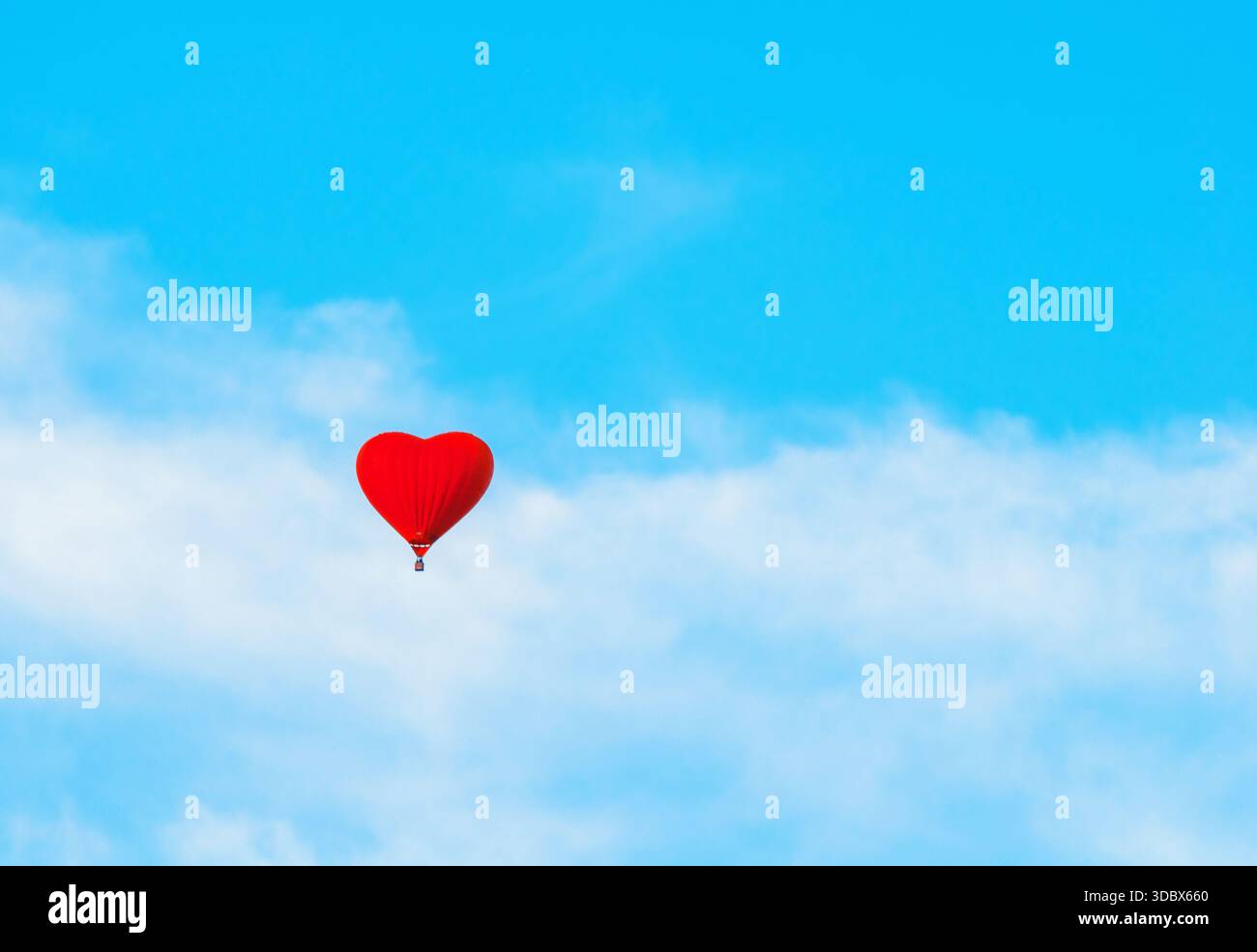 Paesaggio di San Valentino, pallone rosso a forma di cuore nel cielo blu, romantico sfondo avventura con amore e San Valentino conc Foto Stock