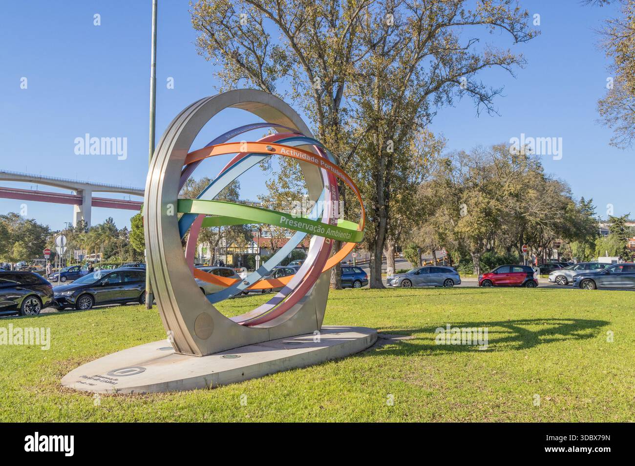 Moderna scultura a sfera armillare che promuove la conservazione dell'ambiente e l'attività portuale nell'alcantara, lisbona Foto Stock