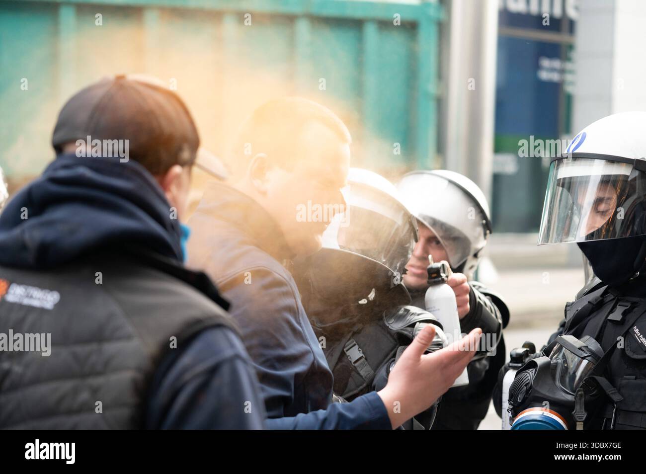 Migliaia di agricoltori di oltre 40 organizzazioni agricole europee, tra cui Belgiums Boerenbond, marciano dalla stazione di Bruxelles Nord via Wetstraat a Place du Luxembourg per protestare contro le restrittive normative agricole dell'UE, i tagli al bilancio della politica agricola comune e gli accordi commerciali sleali prima del processo decisionale chiave dell'UE il 18 dicembre 2025 Bruxelles, Belgio 18 dicembre 2025 Photo Werner Lerooy. Foto Stock