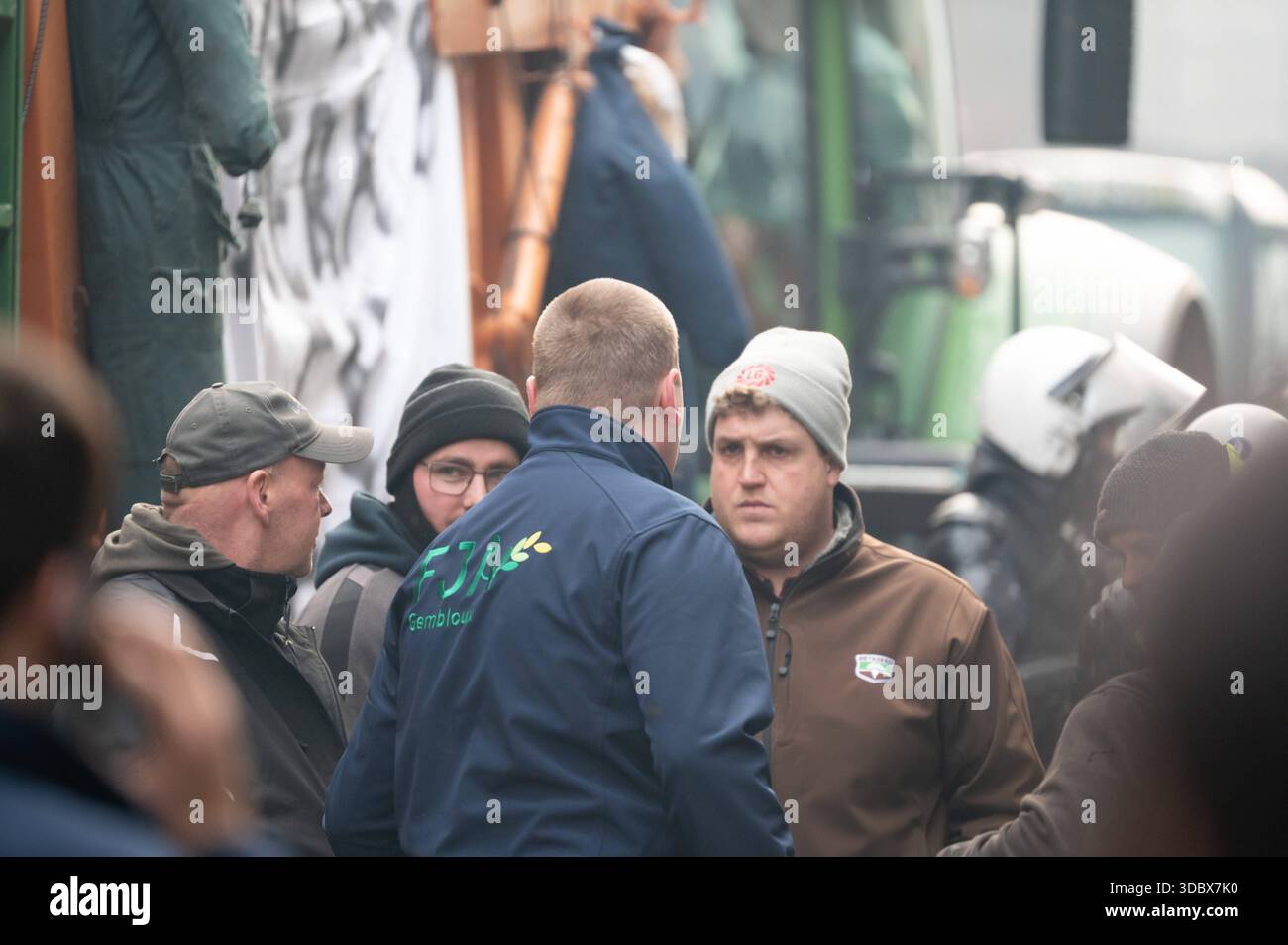 Migliaia di agricoltori di oltre 40 organizzazioni agricole europee, tra cui Belgiums Boerenbond, marciano dalla stazione di Bruxelles Nord via Wetstraat a Place du Luxembourg per protestare contro le restrittive normative agricole dell'UE, i tagli al bilancio della politica agricola comune e gli accordi commerciali sleali prima del processo decisionale chiave dell'UE il 18 dicembre 2025 Bruxelles, Belgio 18 dicembre 2025 Photo Werner Lerooy. Foto Stock