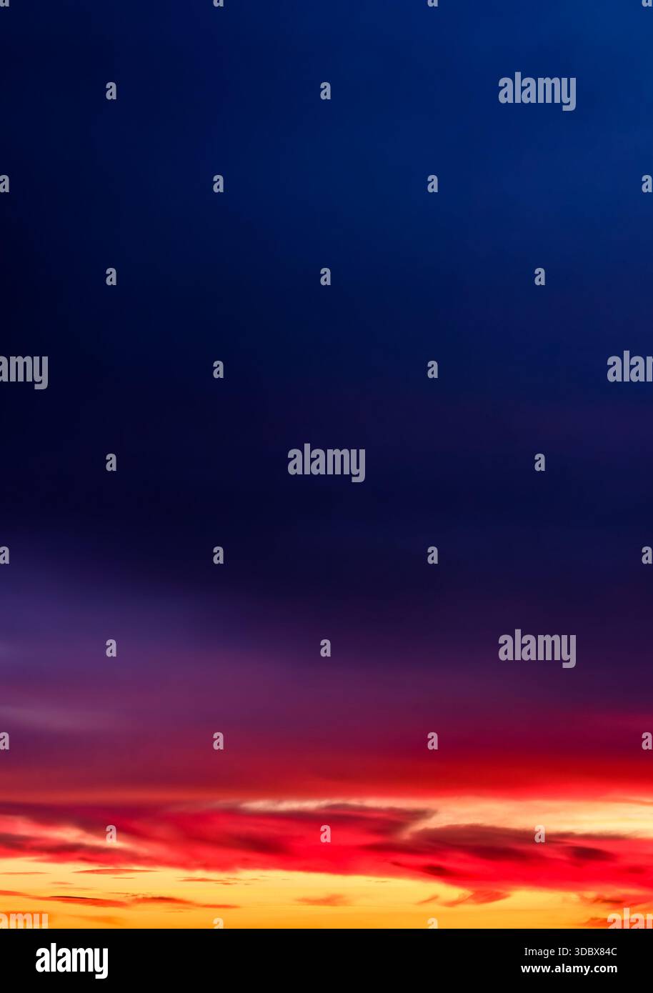 Cielo al tramonto con colori vivaci e nuvole spettacolari: Sfondo naturale perfetto per uso commerciale. Sfumatura rosso arancione astratto Foto Stock