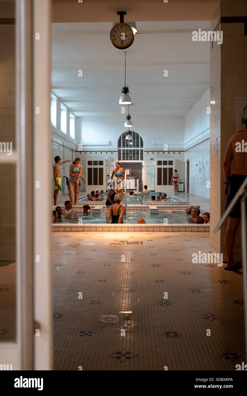 Ingresso all'area della piscina termale presso il bagno termale Széchenyi con segnaletica e bagnanti, Budapest, Ungheria. Foto Stock