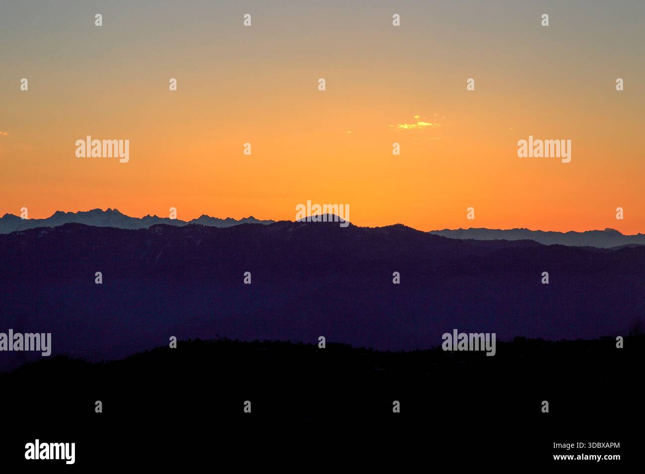 Vista del profilo della catena montuosa contro il vibrante cielo sfumato al tramonto, una foto scattata a Muzaffarabad, Azad Kashmir, Pakistan. Foto Stock