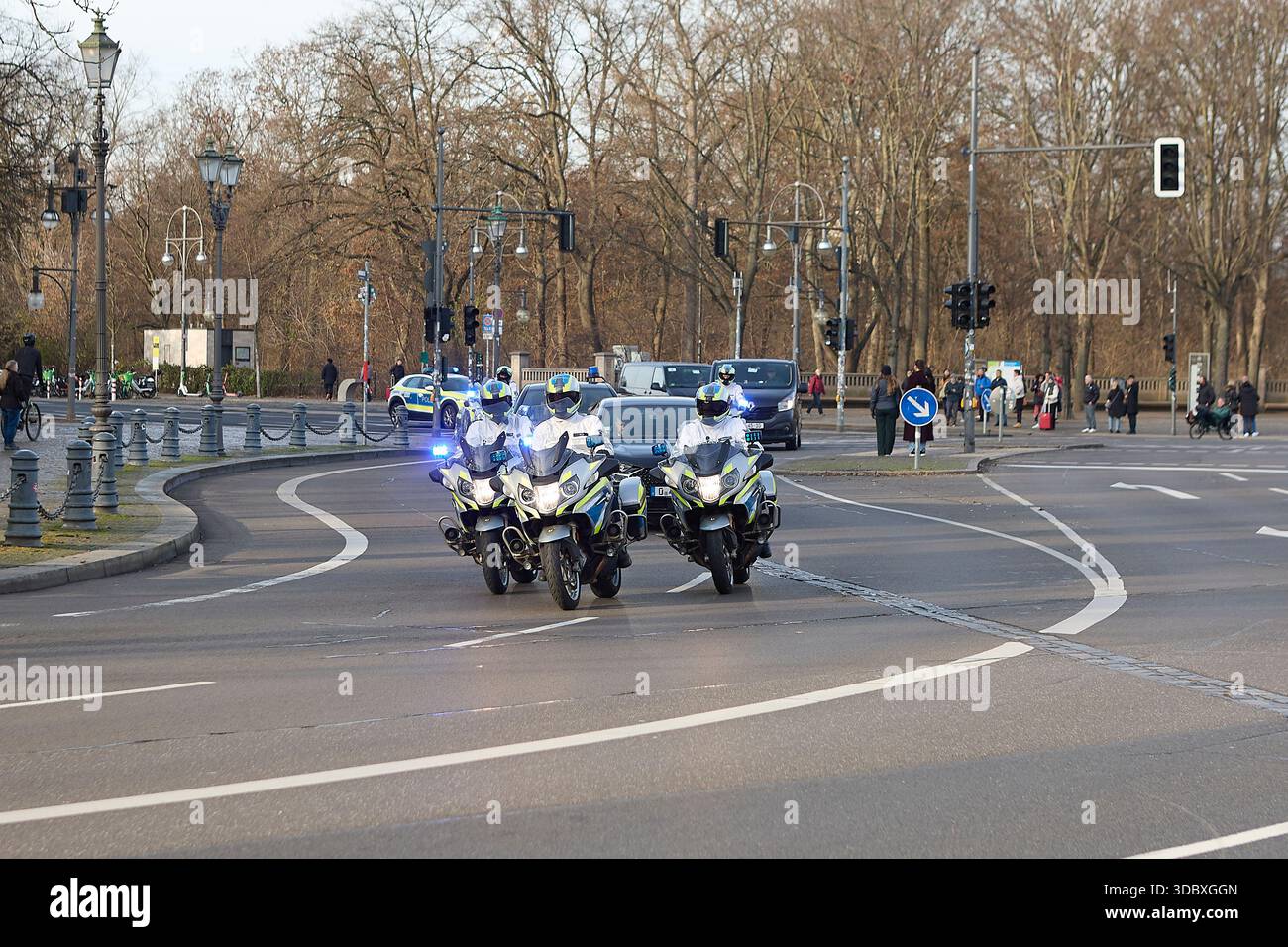 Berlino, Germania, 18st Dez, 2025 scorta motociclistica della polizia per un corteo diplomatico francese in una strada a Berlino. Crediti: Felix Wolf/Alamy Live News Foto Stock