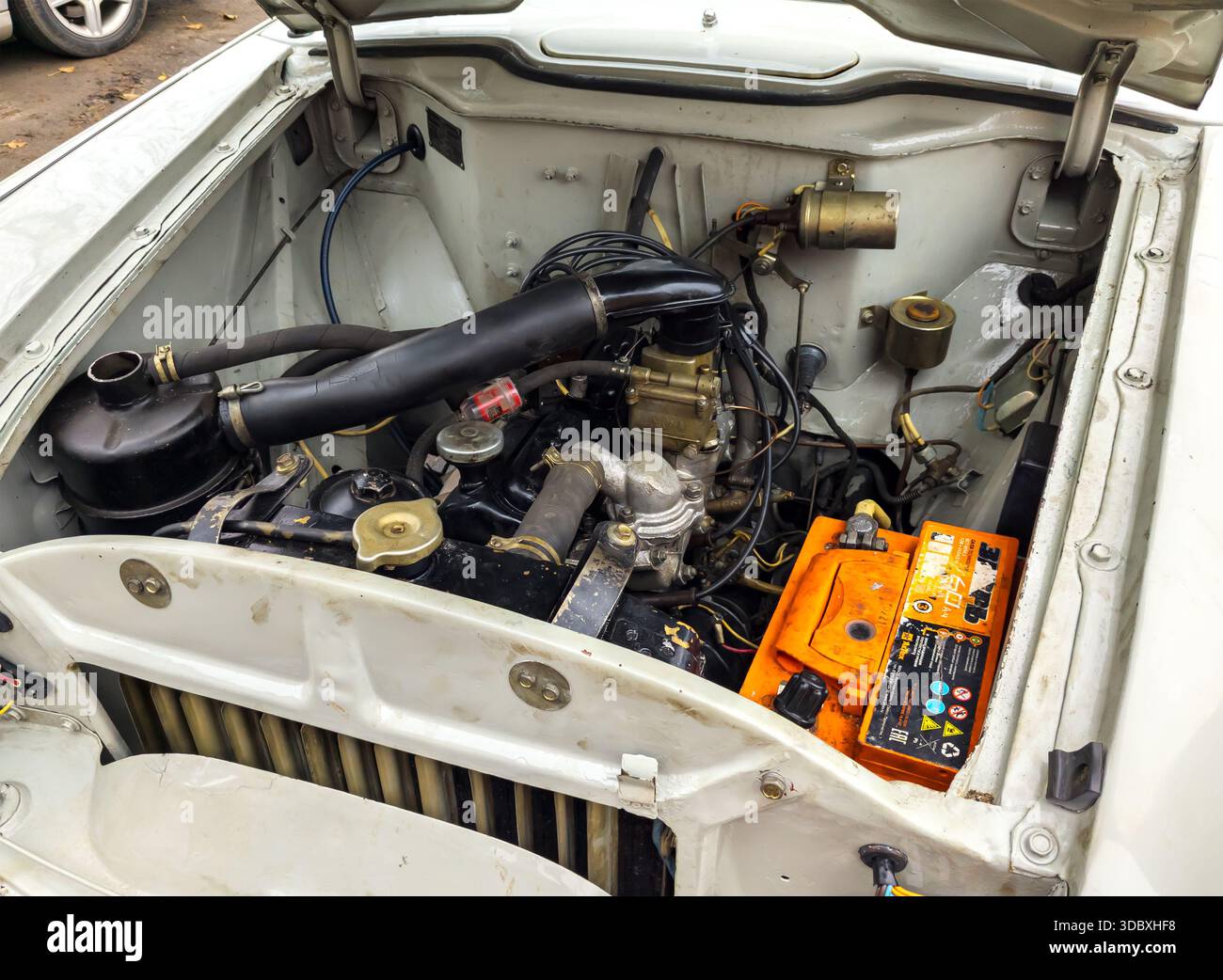 Voronezh, Russia - 10 novembre 2024: Vano motore della Moskvich-407 Foto Stock
