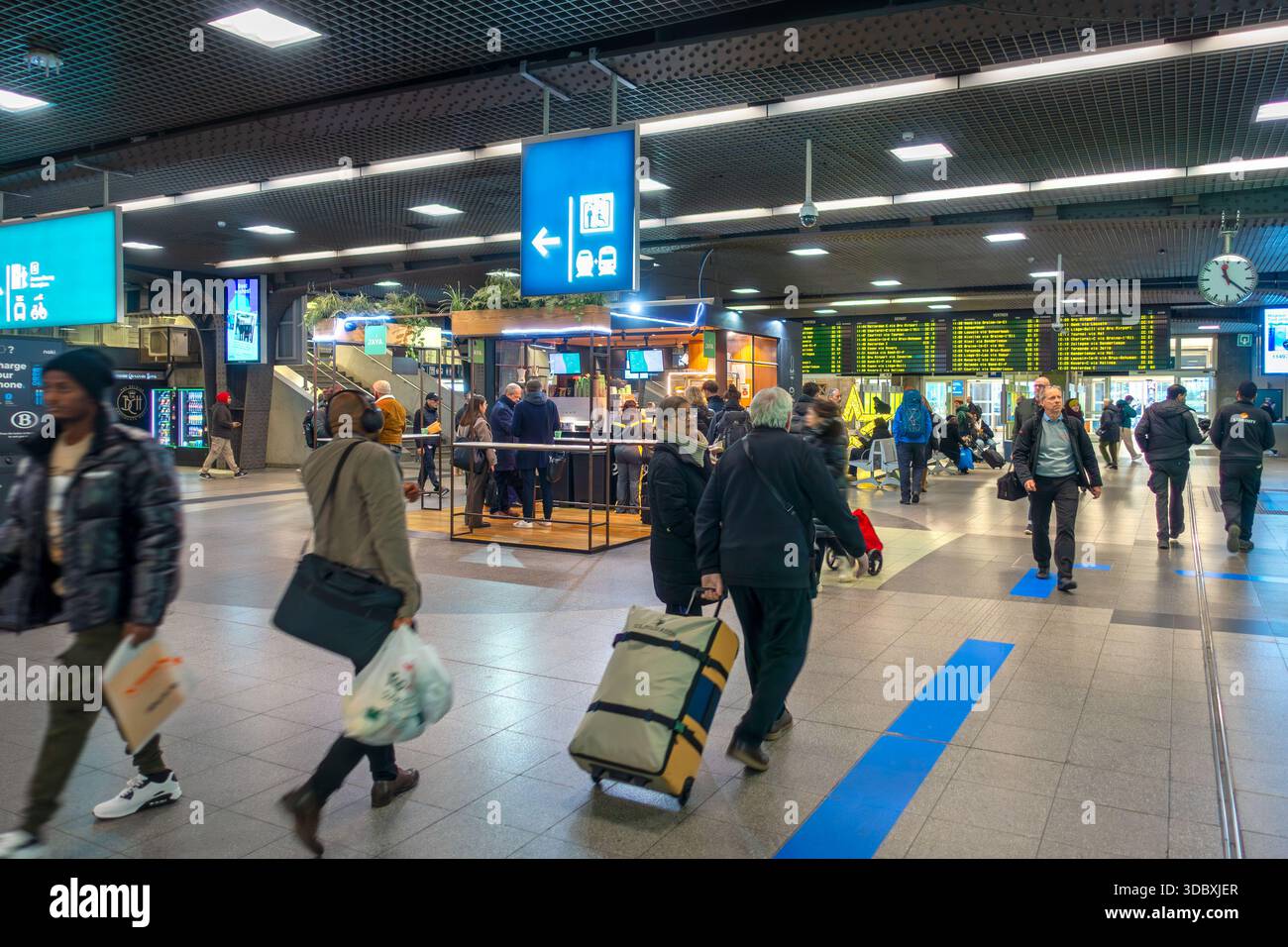 Viaggiatori / pendolari / turisti nella sala principale della stazione ferroviaria NMBS Bruxelles-Sud / Gare de Bruxelles-Midi nella città di Bruxelles, Belgio Foto Stock