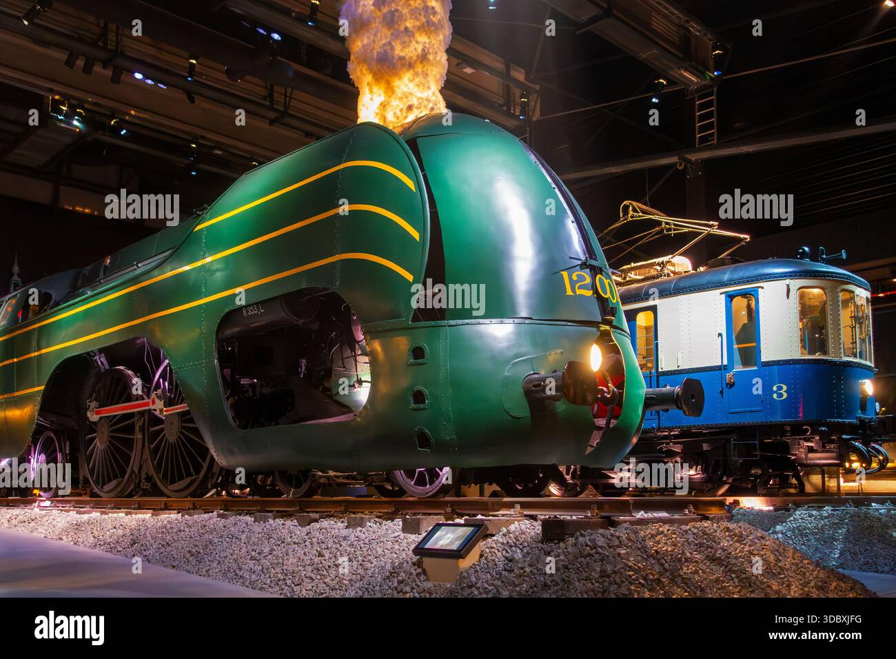 1939 locomotiva a vapore tipo 12 Atlantic e AM 35 in mostra al Train World, museo ferroviario di Schaerbeek / Schaarbeek, Bruxelles, Belgio Foto Stock