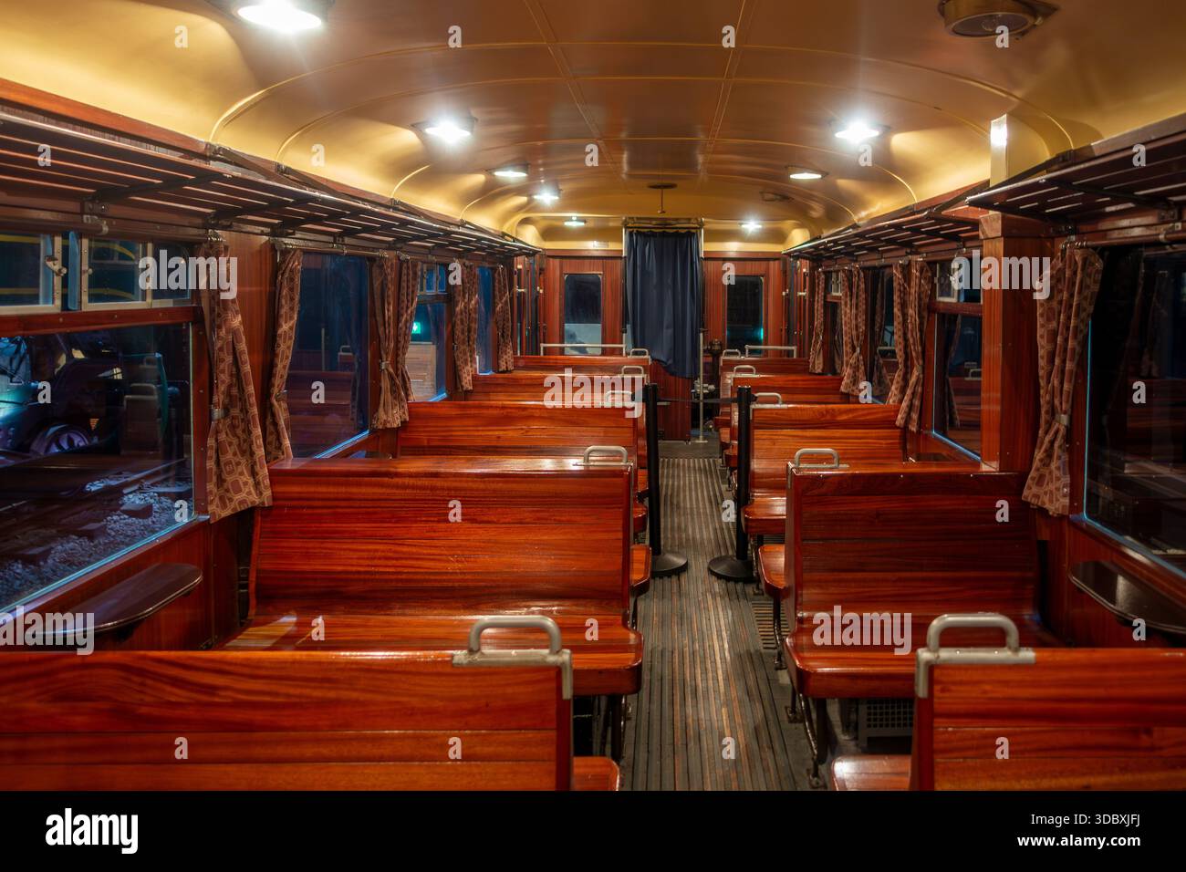 Interno di 1939 vagoni ferroviari / auto tipo 551 con panche in legno al Train World, museo ferroviario a Schaerbeek / Schaarbeek, Bruxelles, Belgio Foto Stock