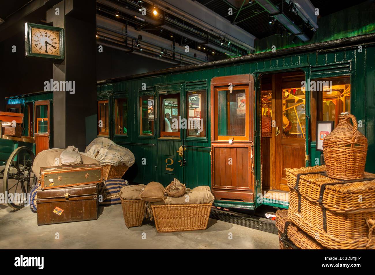 Vecchio vagone ferroviario GCI 1921 / carrozza passeggeri / carrozza presso Train World, museo ferroviario di Schaerbeek / Schaarbeek, Bruxelles, Belgio Foto Stock