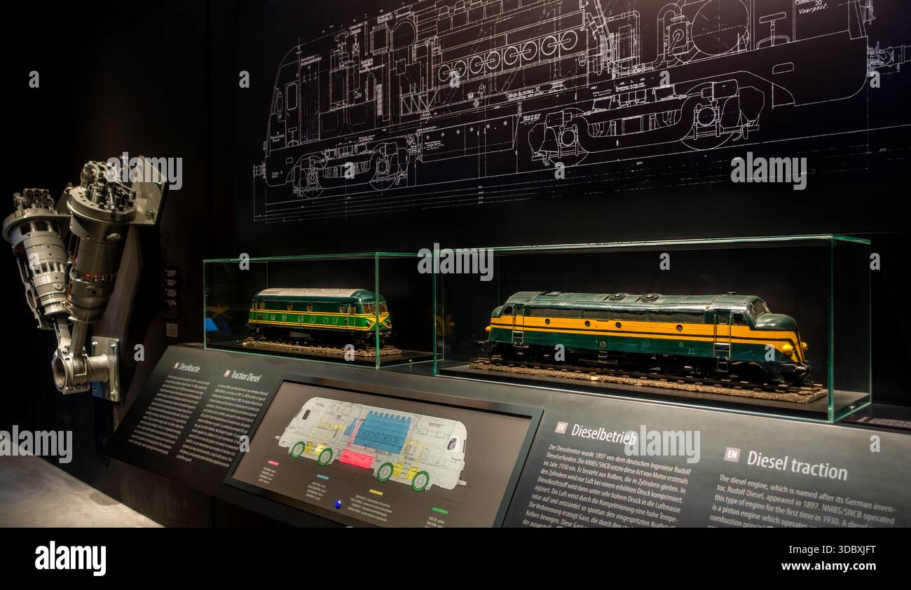Spiegazione della trazione diesel in esposizione al Train World, museo ferroviario di Schaerbeek / Schaarbeek, Bruxelles, Belgio Foto Stock