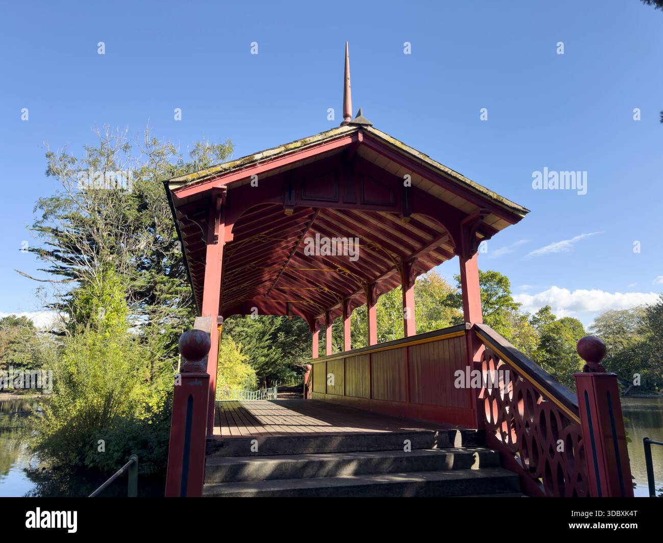 WIRRAL, MERSEYSIDE, INGHILTERRA - 22 SETTEMBRE 2025: Dettagli architettonici del ponte svizzero con design vittoriano, Birkenhead Park, Wirral Foto Stock