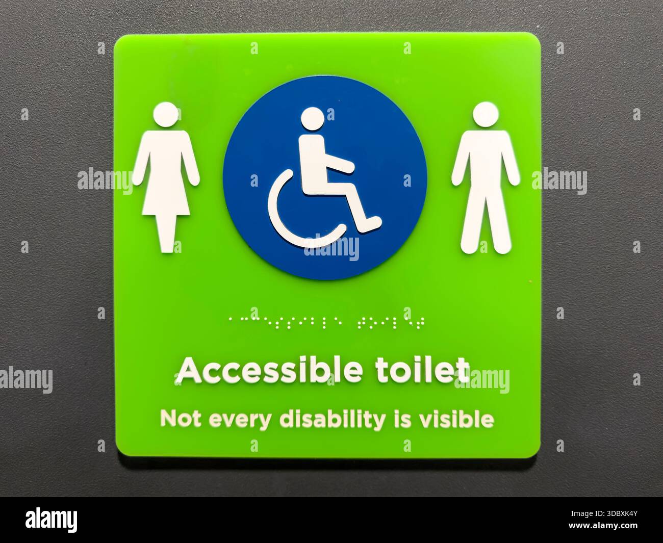 MILTON KEYNES, BUCKINGHAMSHIRE, INGHILTERRA - 27 SETTEMBRE 2025: Segnaletica per servizi igienici unisex per disabili con testo in inglese e braille per servizi accessibili con sedia a rotelle i - Immagine stock catturata con smartphone