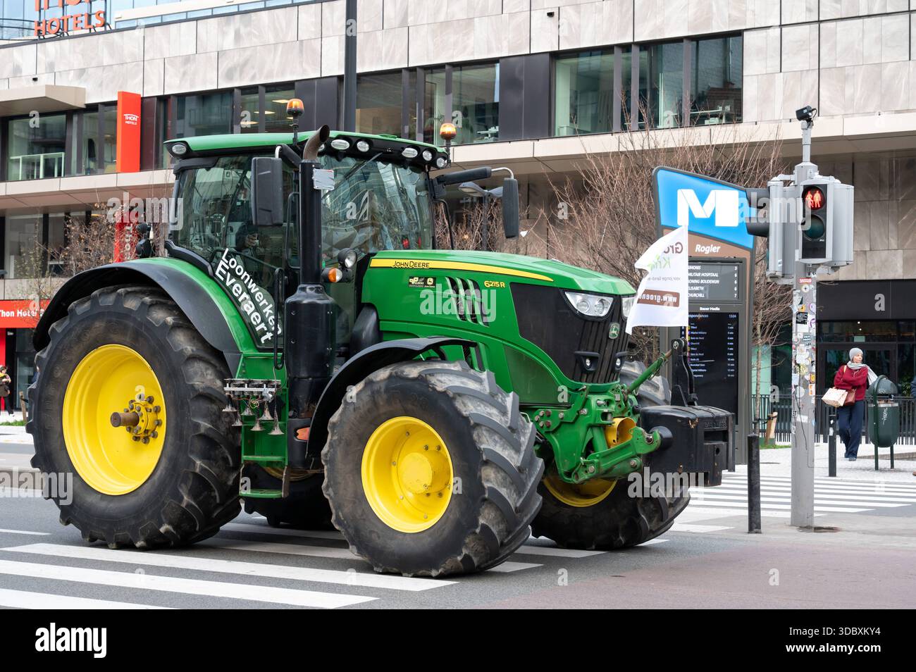 Migliaia di agricoltori di oltre 40 organizzazioni agricole europee, tra cui Belgiums Boerenbond, marciano dalla stazione di Bruxelles Nord via Wetstraat a Place du Luxembourg per protestare contro le restrittive normative agricole dell'UE, i tagli al bilancio della politica agricola comune e gli accordi commerciali sleali prima del processo decisionale chiave dell'UE il 18 dicembre 2025 Bruxelles, Belgio 18 dicembre 2025 Photo Werner Lerooy. Foto Stock