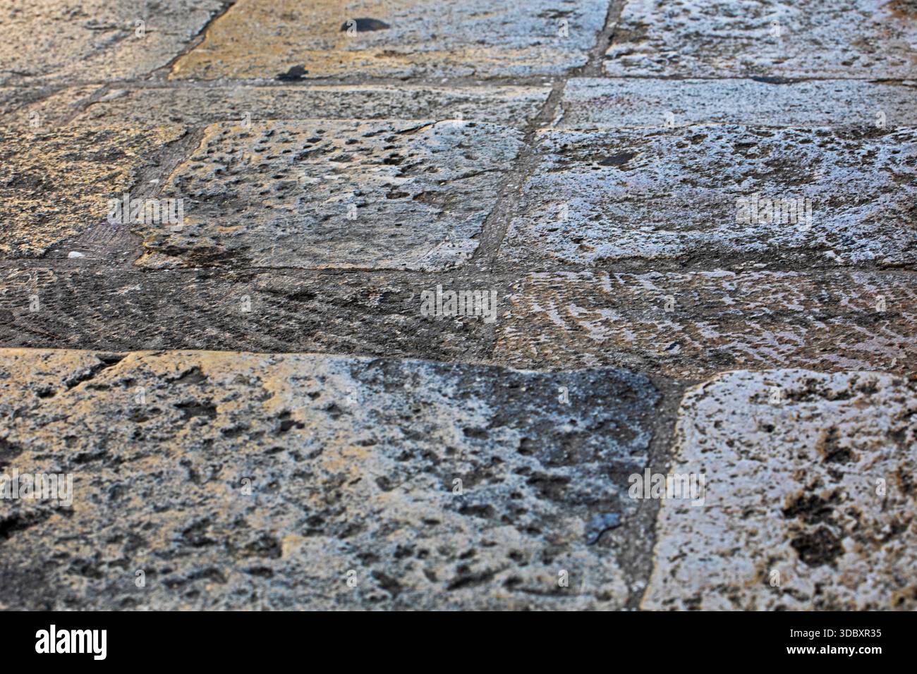 Sfondo di una vecchia strada in pietra a Malta. Viaggiare in Europa Foto Stock