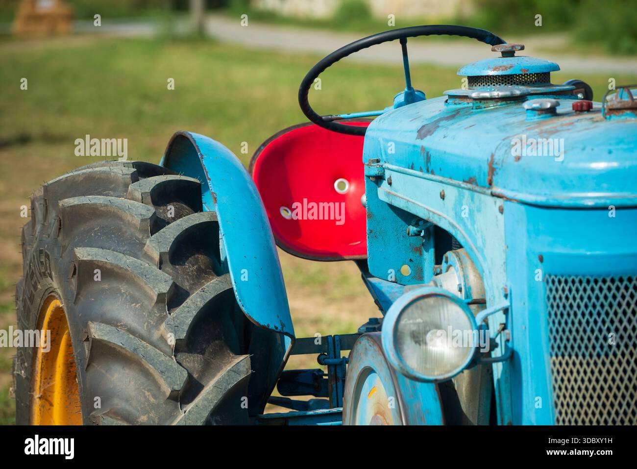 Italia, Lombardia, vecchio trattore agricolo Foto Stock