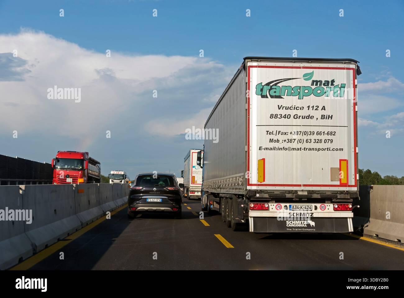Traffico in autostrada da Venezia a Trieste, Italia Foto Stock