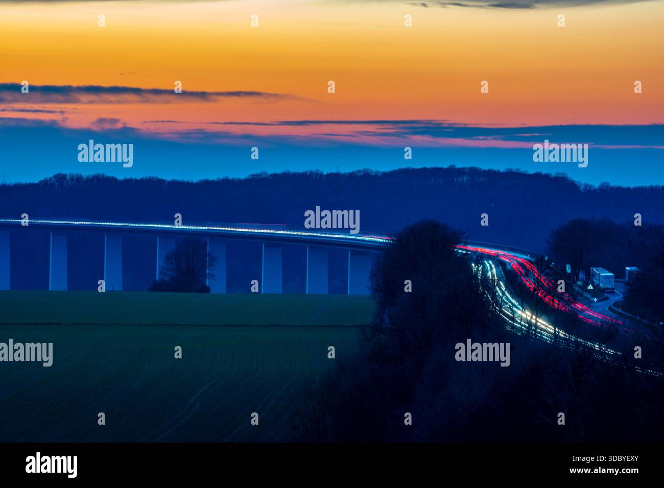 Il ponte della valle della Ruhr, un ponte autostradale sull'autostrada A52, attraversa la valle della Ruhr vicino a Mülheim-Mintard, collegando Essen e Düsseldorf, North RH Foto Stock