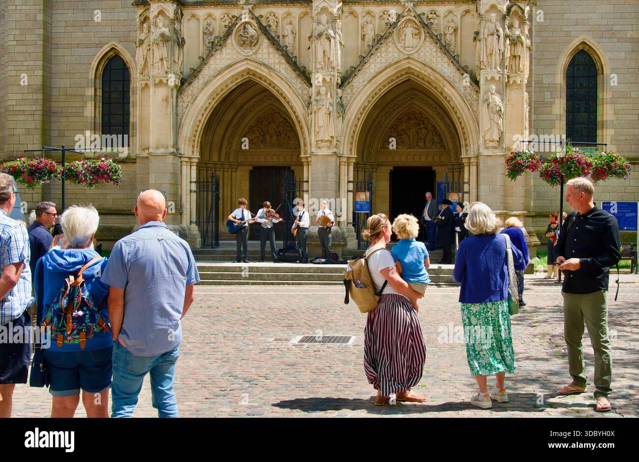 Ingresso alla Cattedrale di Truro della Beata Vergine Maria con evento di fine anno scolastico e quartetto Truro Cornovaglia Inghilterra Regno Unito Europa Foto Stock