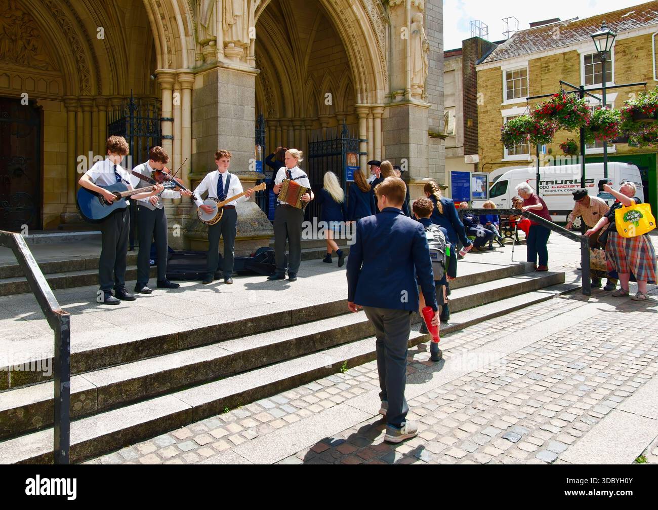 Ingresso alla Cattedrale di Truro della Beata Vergine Maria con evento di fine anno scolastico e quartetto Truro Cornovaglia Inghilterra Regno Unito Europa Foto Stock