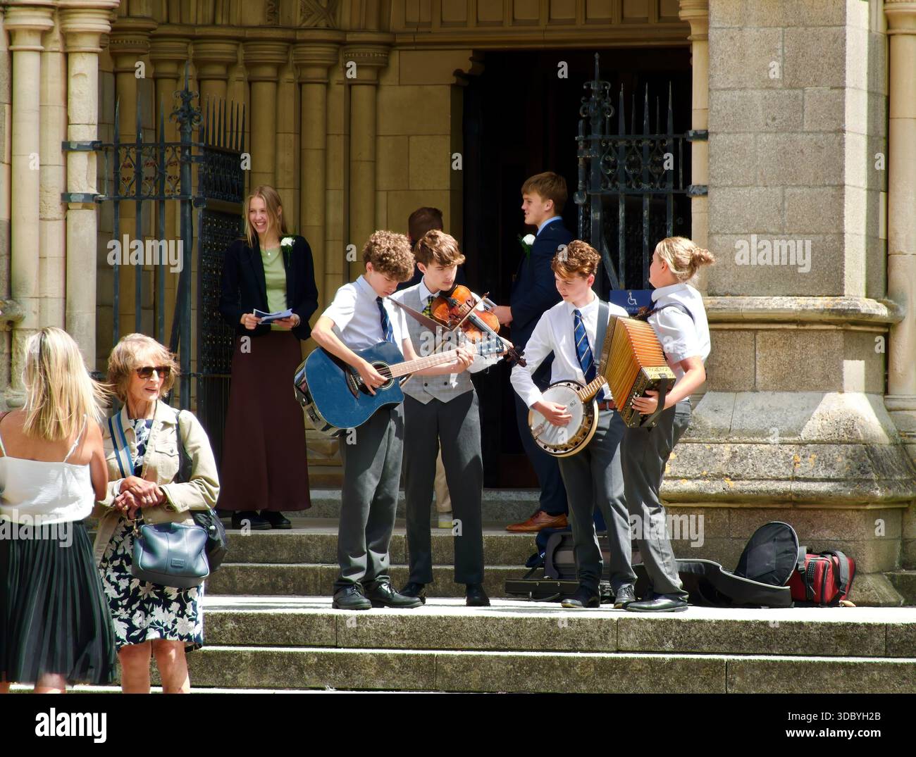 Ingresso alla Cattedrale di Truro della Beata Vergine Maria con evento di fine anno scolastico e quartetto Truro Cornovaglia Inghilterra Regno Unito Europa Foto Stock