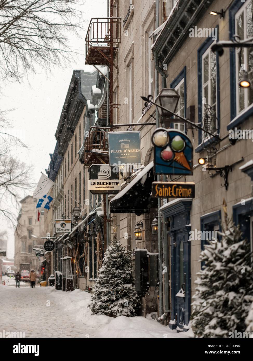 La città vecchia di Quebec City è una cartolina d'inverno, con strade coperte di neve, luci festive e mercatini di Natale che creano la magia nella storica città di Vieux-Quebec, Canada. Foto Stock