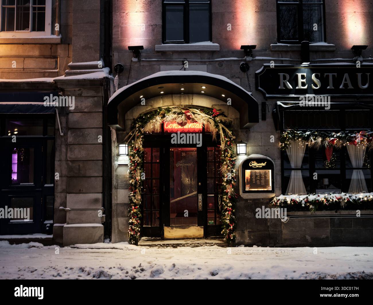 La città vecchia di Quebec City è una cartolina d'inverno, con strade coperte di neve, luci festive e mercatini di Natale che creano la magia nella storica città di Vieux-Quebec, Canada. Foto Stock