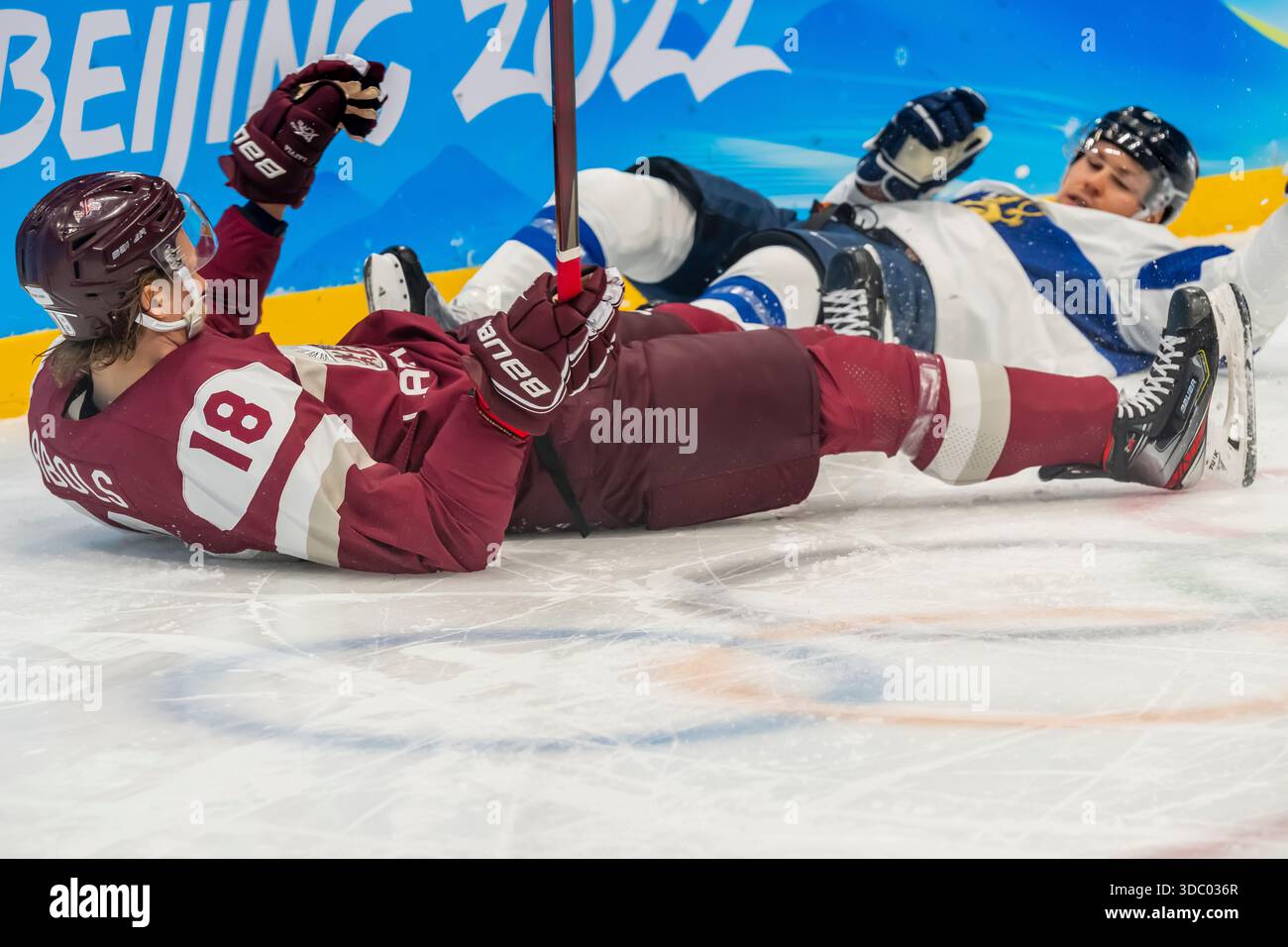 Rodrigo ABOLS (LAT) gioca contro la Finlandia nella partita di hockey su ghiaccio maschile al National Indoor Stadium durante le Olimpiadi invernali di Pechino 2022 a Pechino, Hebei, Cina. La Finlandia vince la partita 3-1. Foto Stock