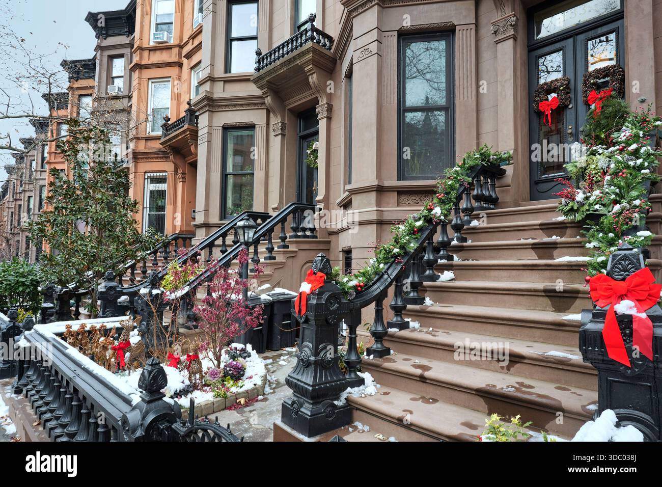 Natale a New York con una lunga fila di tradizionali case in pietra arenaria Foto Stock