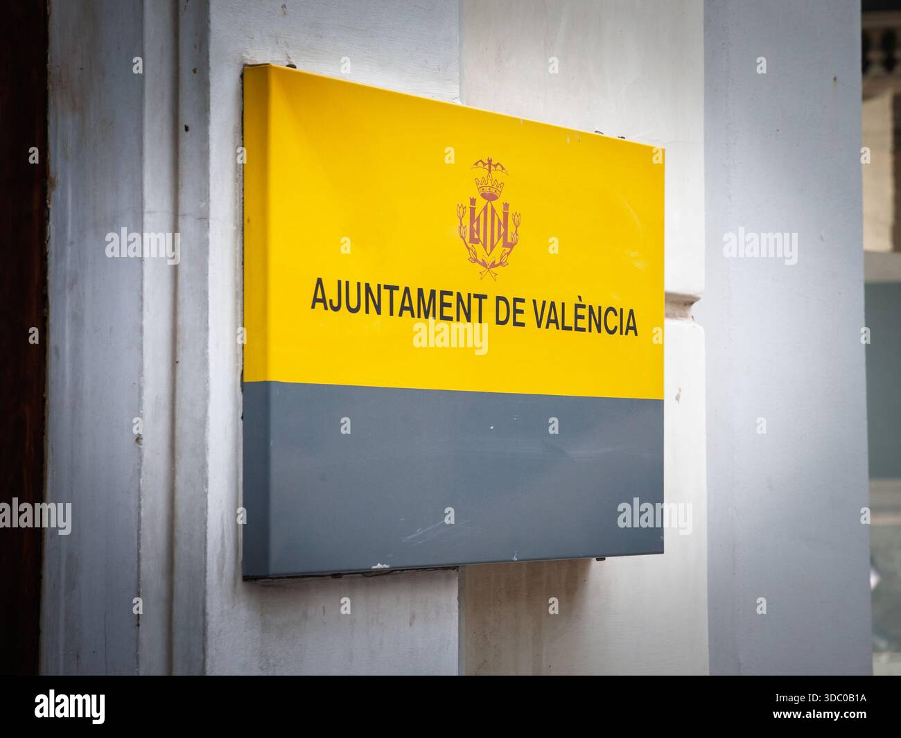 L'insegna comunale reca il titolo di Ajuntament de Valencia (comune di valencia in valencian, o ayuntamiento de valencia in spagnolo) e lo stemma della città di Foto Stock