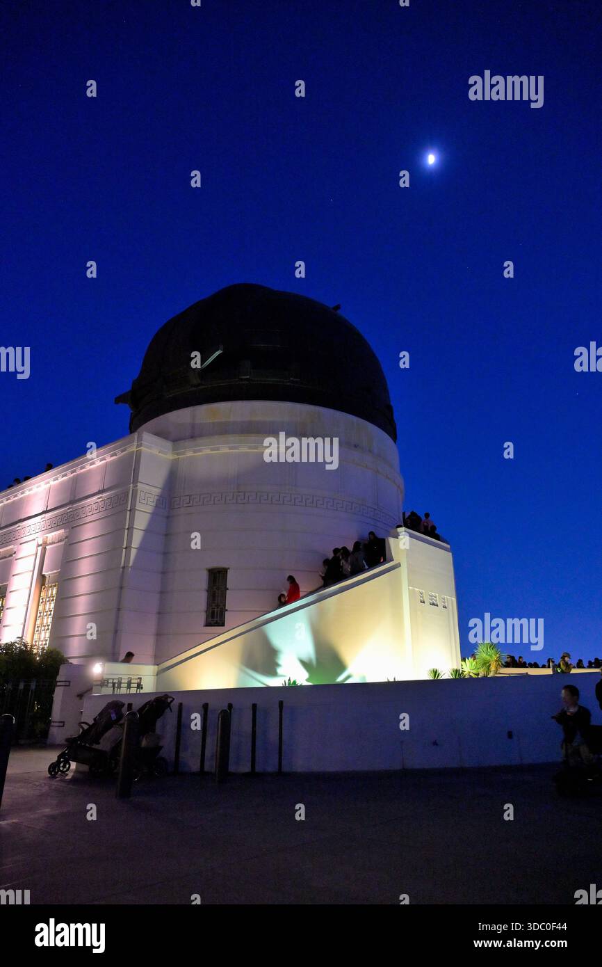 Una serata presso l'iconico Osservatorio Griffith che si affaccia sulla megacittà, Los Angeles CA Foto Stock