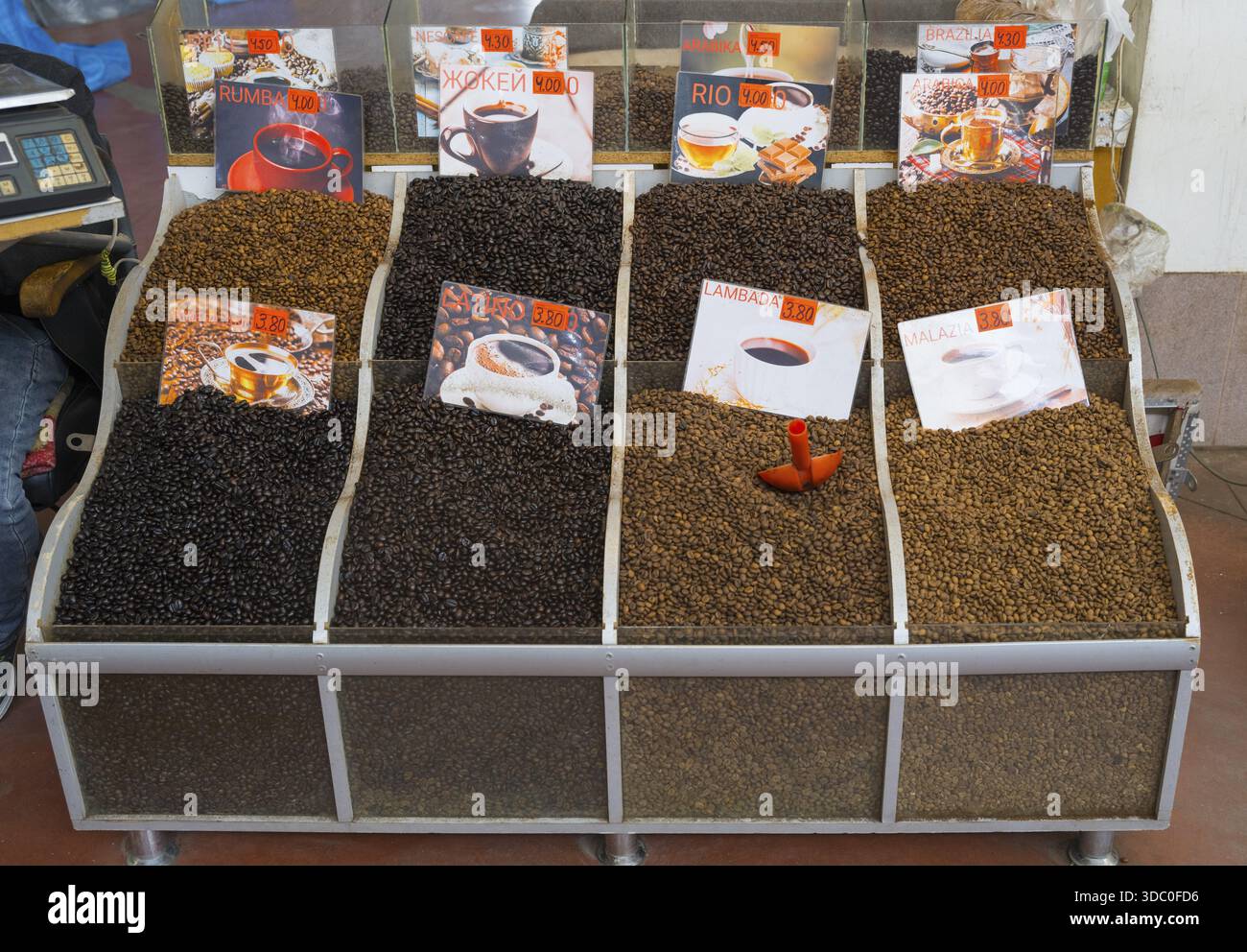 Mercato con vari tipi di chicchi di caffè e prezzi corrispondenti, mercato Akhaltsikhe, regione Samtskhe-Javakheti, Samtskhe-Javakheti, Georgia Foto Stock