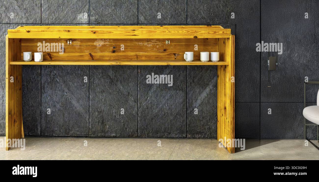 Scaffale temporaneo in legno con tazze da caffè vuote in un cantiere interno, Berlino, Germania Foto Stock