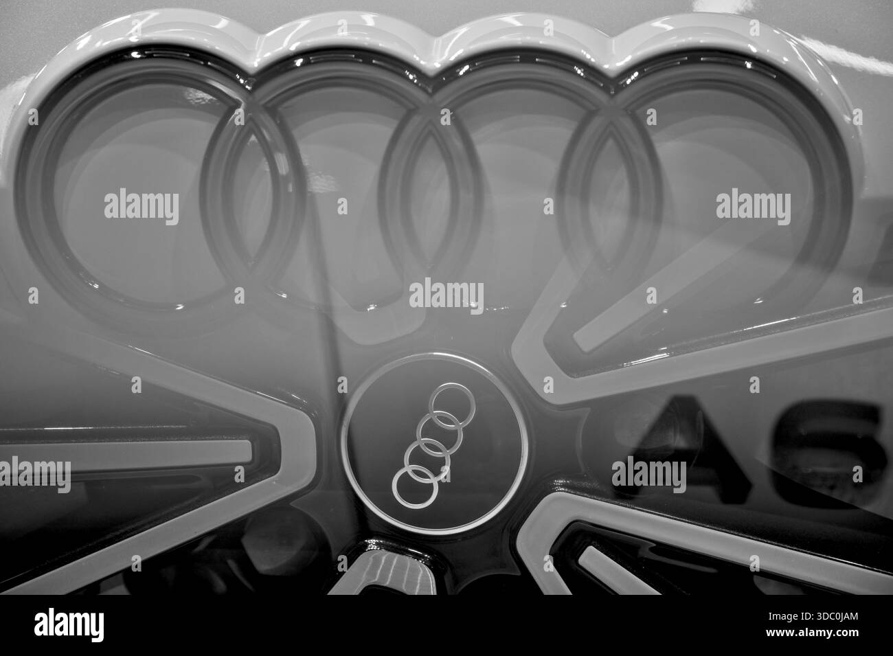 Dettagli PW in bianco e nero, logo Audi, Audi A6 e-Tron, Audi e-Vehicle, dettagli auto l'uno nell'altro, bellissima composizione immagine auto de Foto Stock