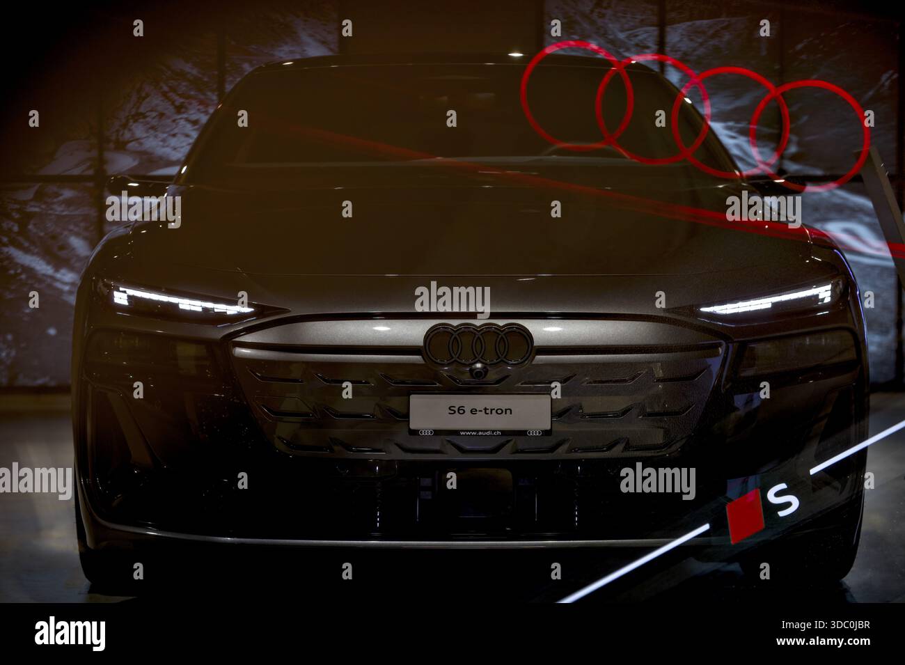 Dettagli PW, Audi automobilistica, logo Audi emblema, Audi A6 e-Tron, Audi A6 dalla parte anteriore, Audi eVehicle, dettagli auto l'uno nell'altro, bella immagine co Foto Stock