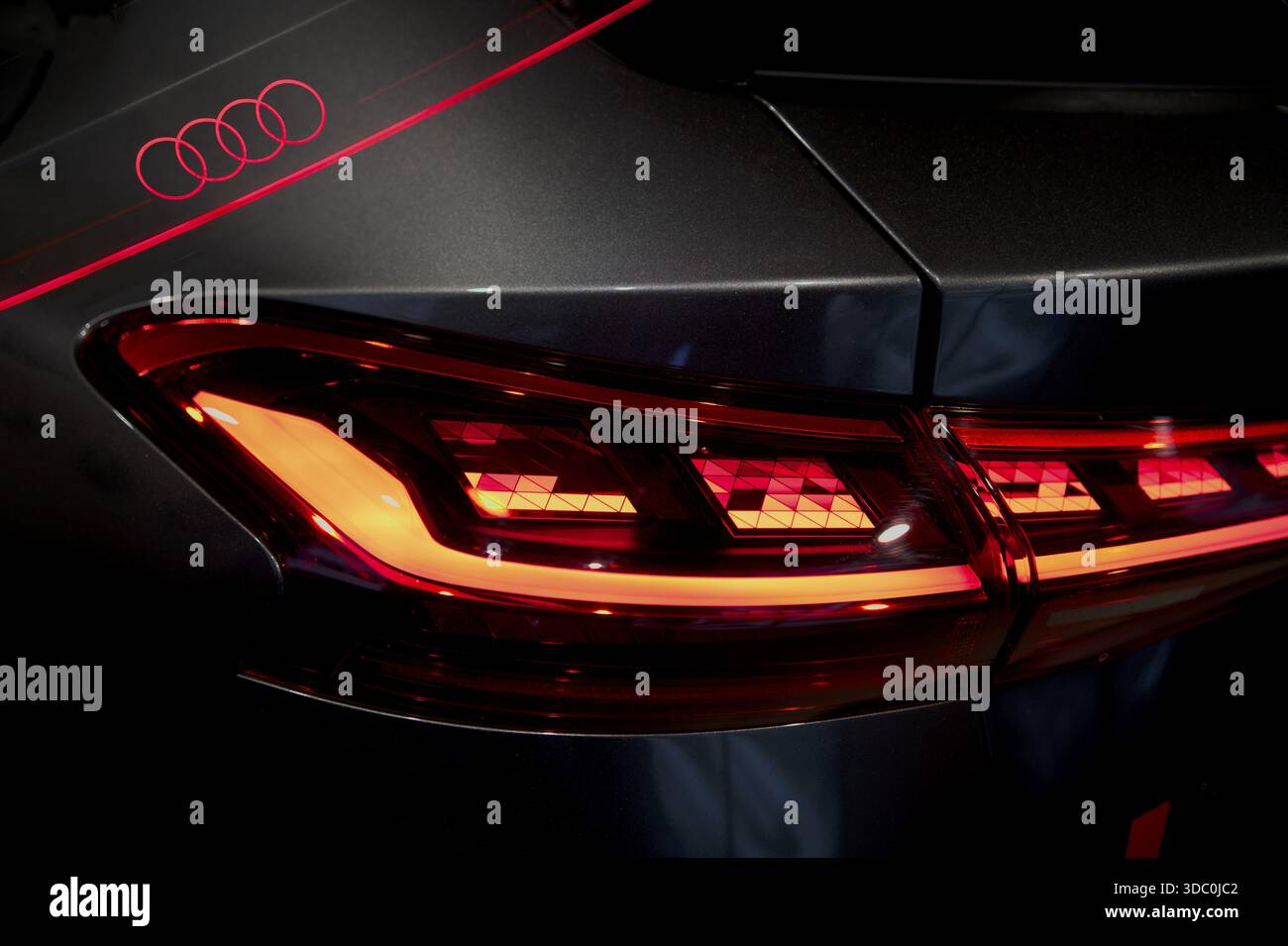 Dettagli VW, Audi automobilistica, logo logo Audi, Audi A6 e-Tron, Audi A6 da dietro, Audi eVehicle, dettagli auto l'uno nell'altro, bellissima immagine composizione Foto Stock