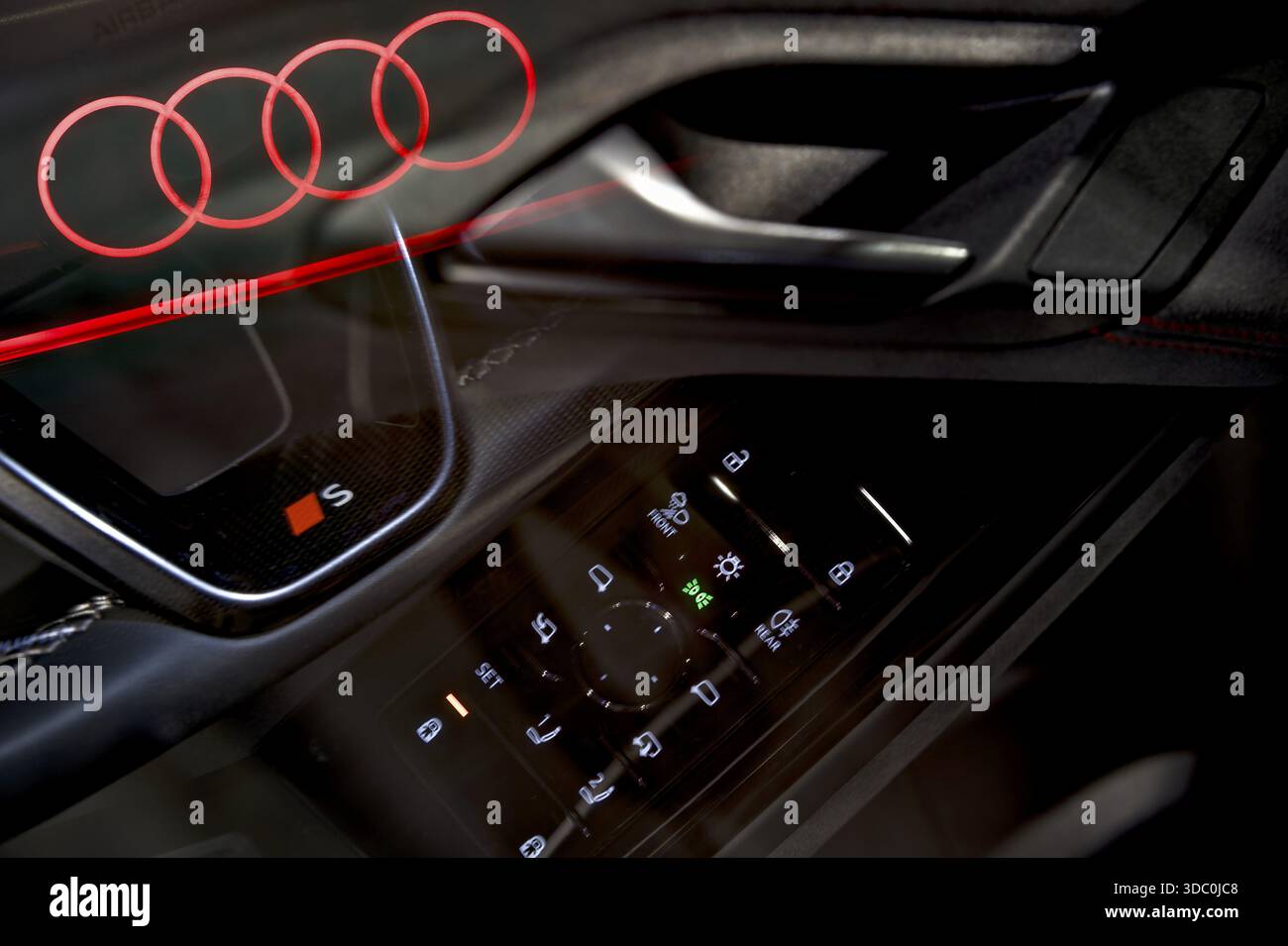 Dettagli VW, Audi automobilistica, logo Audi emblema, Audi A6 e-Tron, Audi eVehicle, dettagli dell'auto l'uno nell'altro, bella composizione dell'immagine dettagli dell'auto, silv Foto Stock