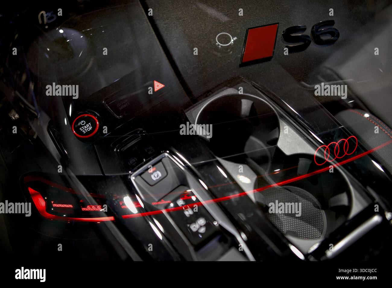 Dettagli VW, Audi automobilistica, logo Audi emblema, Audi A6 e-Tron, Audi A6 dalla parte anteriore, Audi eVehicle, dettagli auto l'uno nell'altro, interni Audi S6, sta Foto Stock