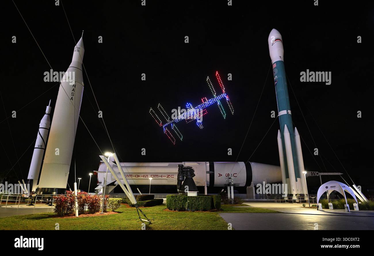 Proprio dietro il 'Rocket Garden' al Kennedy Space Center Visitor Complex, una performance di 600 droni creata da Nova Sky Stories aiuta a dare il via alla stagione delle festività 2025 al Kennedy Space Center, Florida, giovedì 18 dicembre 2025. I droni creano un contorno della stazione spaziale Internazionale della NASA nella sua configurazione attuale. Foto di Joe Marino/UPI credito: UPI/Alamy Live News Foto Stock