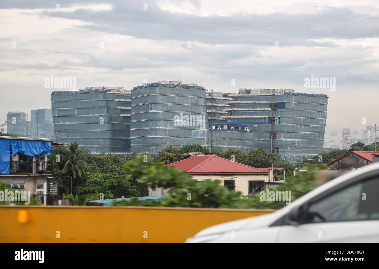 Taguig, Filippine. 19 dicembre 2025. Il nuovo palazzo del Senato in costruzione a Fort Bonifacio, un progetto a lungo ritardato e controverso come sede permanente del Senato filippino. Lanciato nel 2019, il complesso di quattro torri di vetro ha dovuto affrontare ritardi legati alla pandemia (completamento ora previsto alla fine del 2027), ripetute riprogettazioni e critiche crescenti sui superamenti dei costi che potrebbero moltiplicare il budget di tre o quattro volte. Il progetto è diventato un punto focale del dibattito politico sulla trasparenza, le priorità di spesa pubblica e la responsabilità all'interno del governo filippino. Credito: Kevin Izorce/Alamy Live News Foto Stock