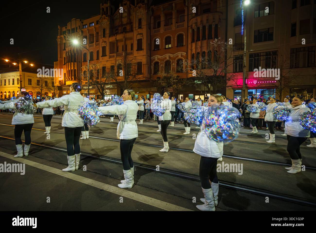 12.13.25. Debrecen, Ungheria. Tradizionale mercatino di natale nel centro di Kossuth ter. Regali natalizi, cibi ungheresi, Hom ha fatto piccole cose. Foto Stock