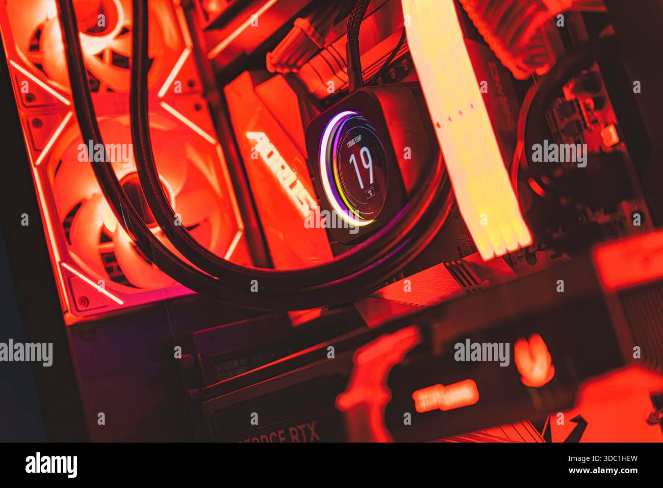 Rovigo, italia 18 dicembre 2025: Componenti per computer ad alte prestazioni illuminati con una vivace illuminazione rossa rgb, che mostra sistemi avanzati di raffreddamento a liquido Foto Stock
