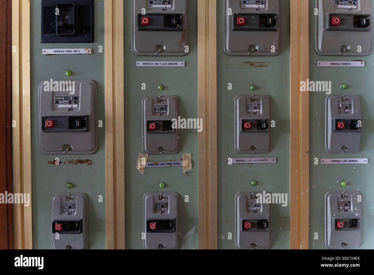 Rovigo, italia 18 dicembre 2025: Quadro elettrico che mostra interruttori automatici e interruttori di alimentazione vintage, fornendo un concetto di distribuzione dell'energia e c Foto Stock