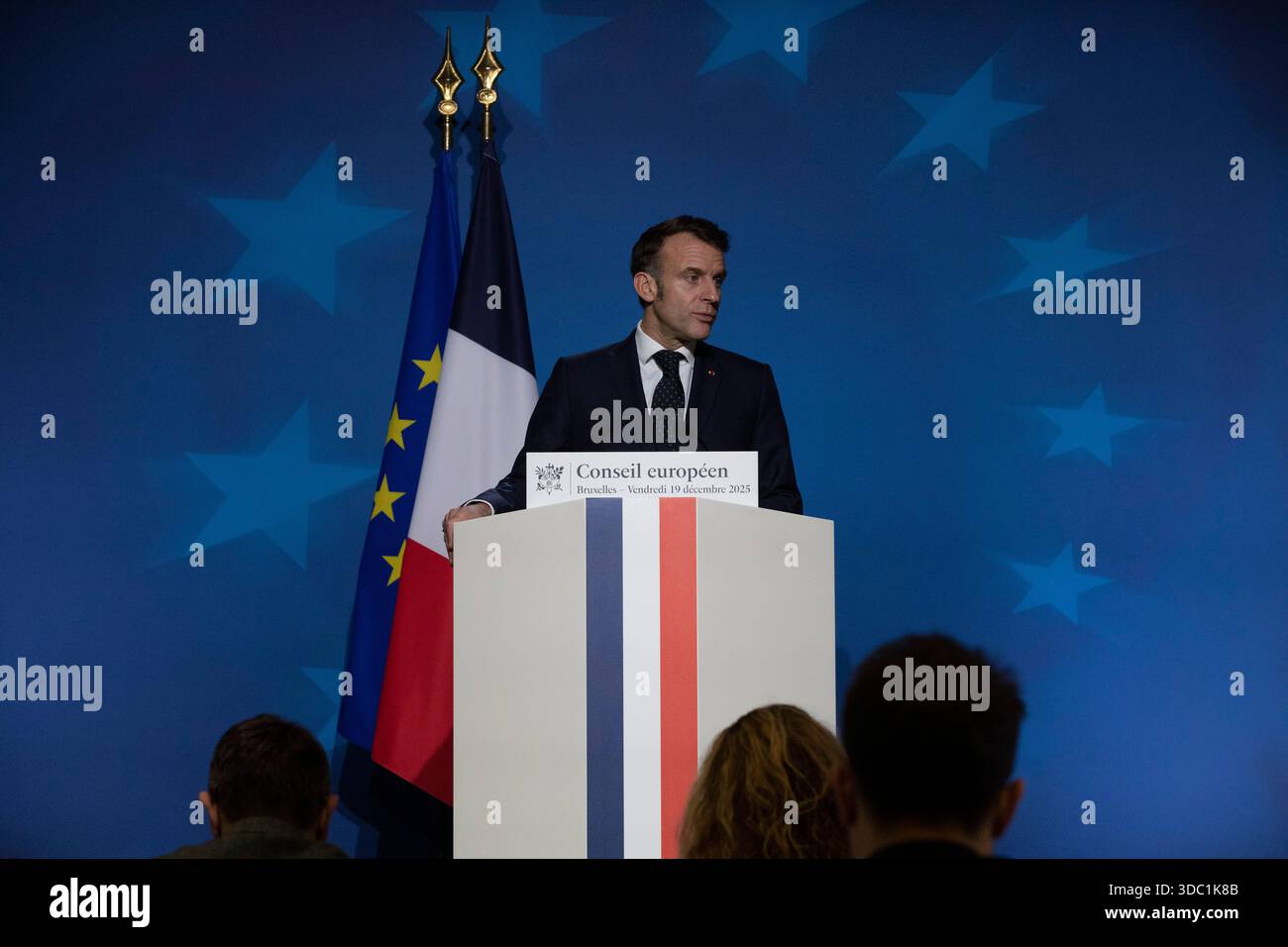 Bruxelles, Belgio. 19 dicembre 2025. Il presidente francese ha tenuto una conferenza stampa durante la notte per concludere il Vertice europeo. - 19/12/2025 - Belgio/Bruxelles/Bruxelles - Nicolas Landemard/le Pictorium credito: LE PICTORIUM/Alamy Live News Foto Stock