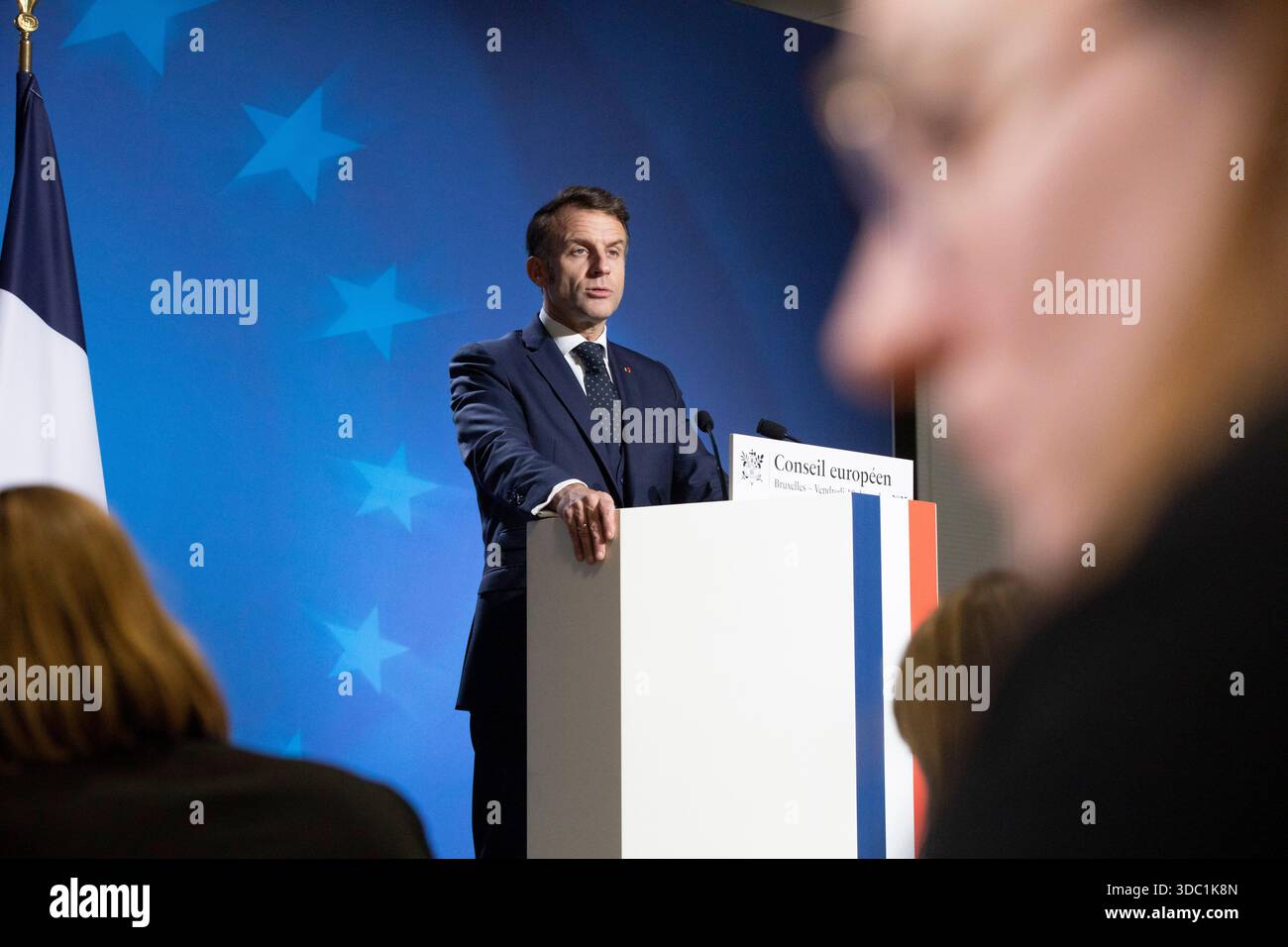Bruxelles, Belgio. 19 dicembre 2025. Il presidente francese ha tenuto una conferenza stampa durante la notte per concludere il Vertice europeo. - 19/12/2025 - Belgio/Bruxelles/Bruxelles - Nicolas Landemard/le Pictorium credito: LE PICTORIUM/Alamy Live News Foto Stock
