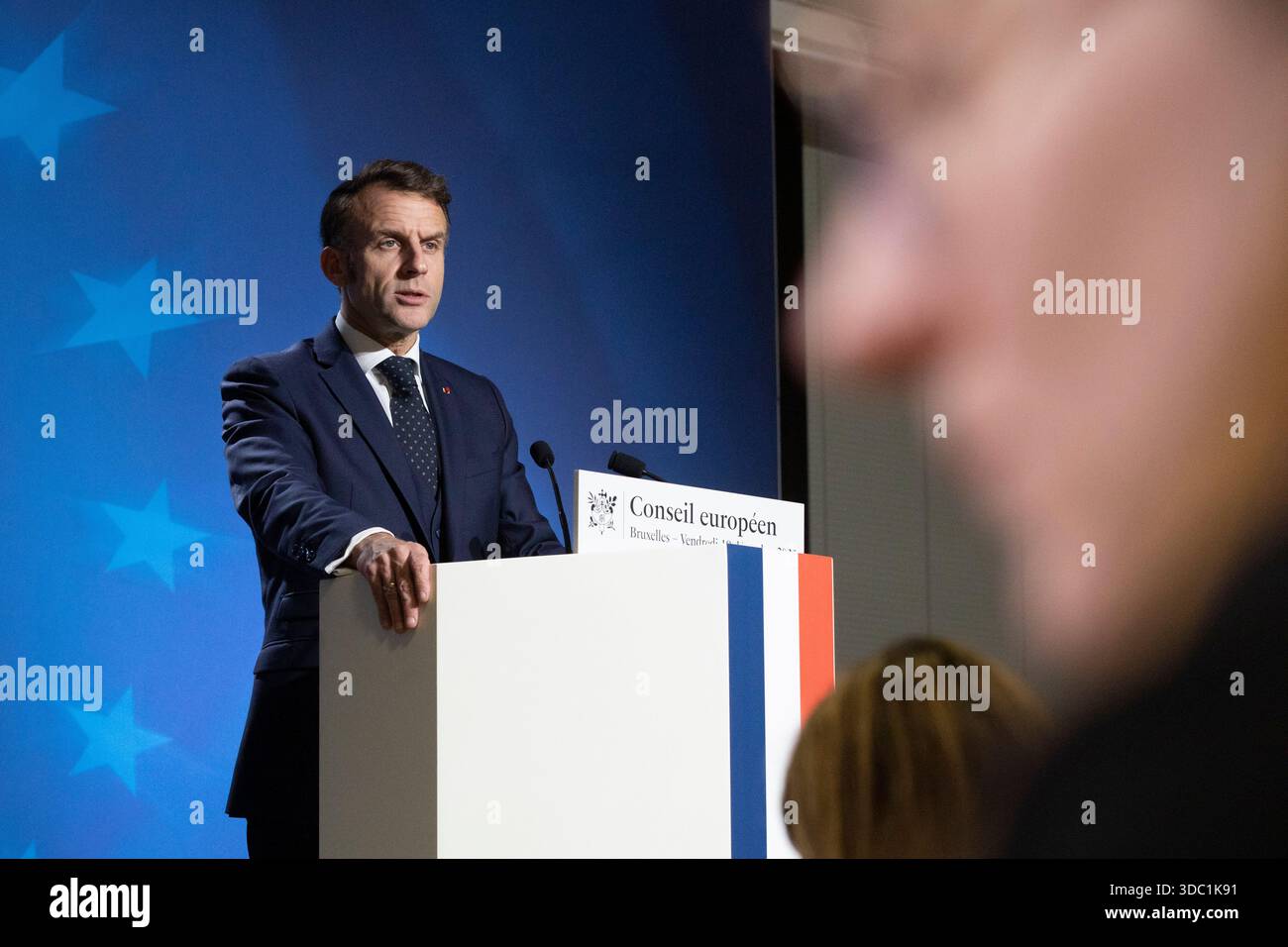 Bruxelles, Belgio. 19 dicembre 2025. Il presidente francese ha tenuto una conferenza stampa durante la notte per concludere il Vertice europeo. - 19/12/2025 - Belgio/Bruxelles/Bruxelles - Nicolas Landemard/le Pictorium credito: LE PICTORIUM/Alamy Live News Foto Stock
