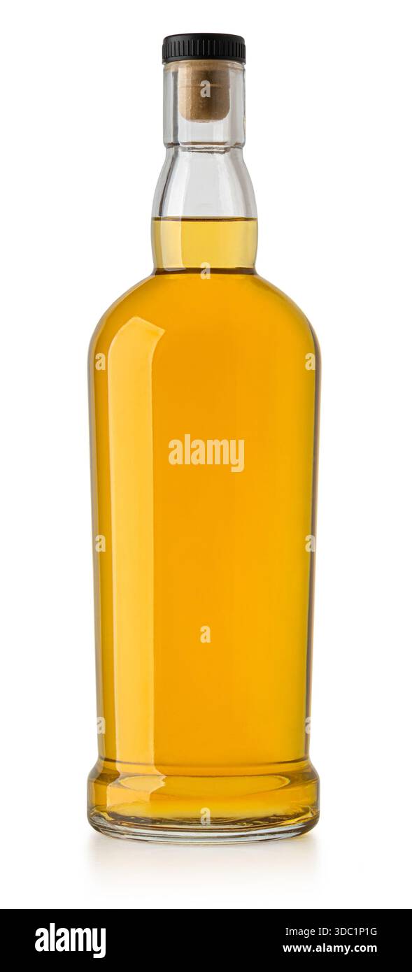 Bottiglia di whiskey riempita con alcool dorato ambrato, isolata su sfondo bianco Foto Stock