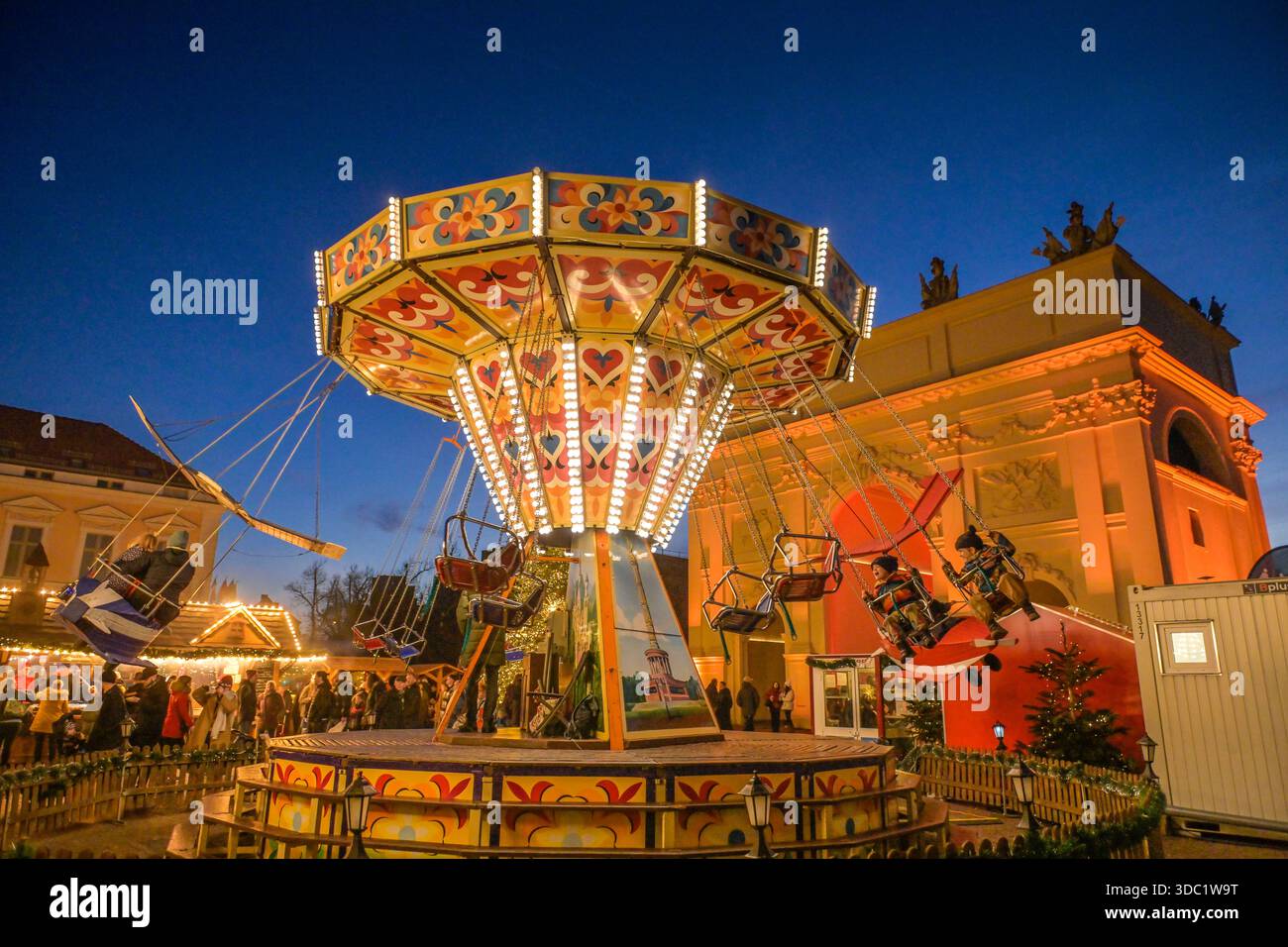Weihnachtsmarkt, Brandenburger Straße, hinten Brandenburger Tor am Luisenplatz, Potsdam, Brandeburgo, Deutschland Foto Stock